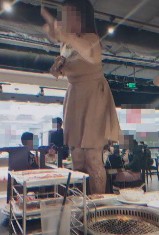 Đang ngồi ăn, cô gái bất ngờ đứng lên ghế nhảy nhót hở cả nội y-1