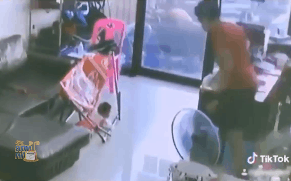 Clip: Người phụ nữ chết ngất khi thấy cả búi rắn lúc nhúc, làm tổ trên mái nhà-1