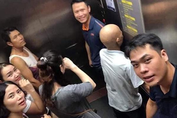 Chú gấu hiếu kỳ tạo dáng chụp ảnh selfie cùng người leo núi-1