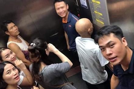 Mắc kẹt trong thang máy bệnh viện ở Hà Nội, 7 người tươi hơn hớn selfie để đời