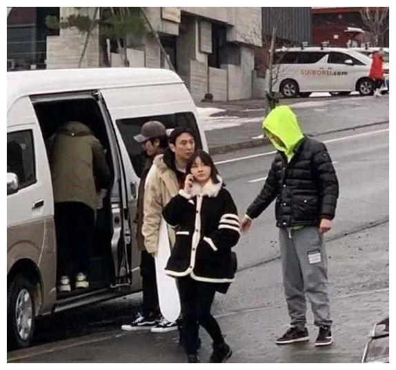 Tưởng có hôn thê sắp cưới, Vương Tư Thông bị bắt gặp vui vẻ bên gái lạ giữa đêm khuya-6