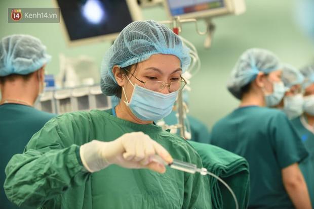 Cập nhật: Hình ảnh từ phòng đại phẫu sinh tử, tách 2 bé dính nhau khó nhất Việt Nam-2