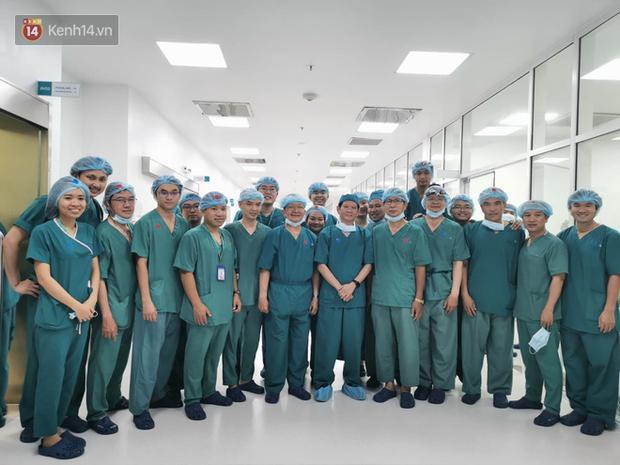 Cập nhật: Hình ảnh từ phòng đại phẫu sinh tử, tách 2 bé dính nhau khó nhất Việt Nam-14