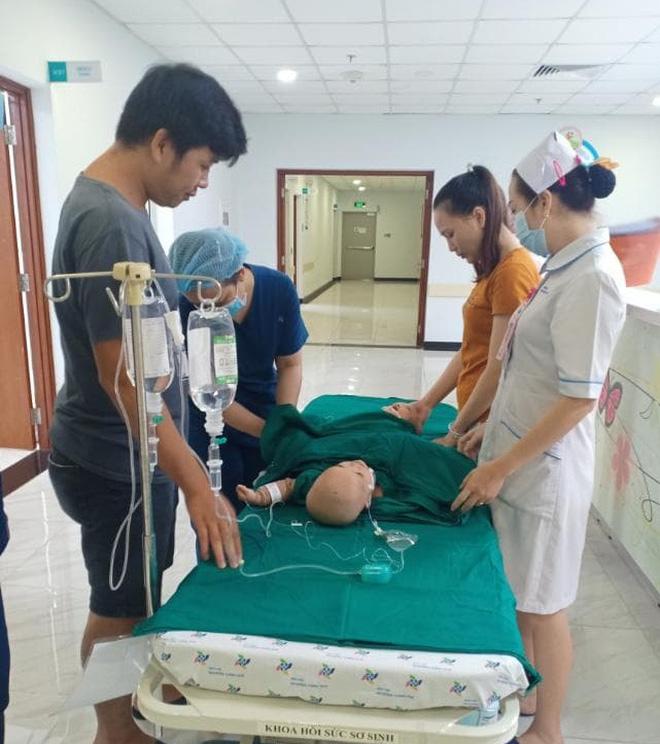 Cập nhật: Hình ảnh từ phòng đại phẫu sinh tử, tách 2 bé dính nhau khó nhất Việt Nam-4