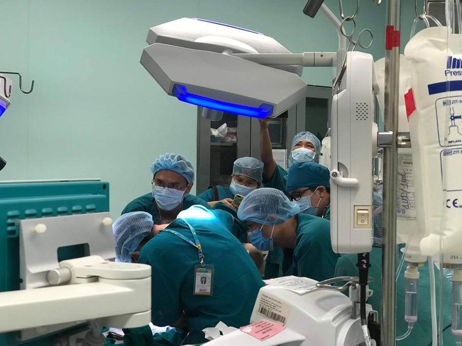 Cập nhật: Hình ảnh từ phòng đại phẫu sinh tử, tách 2 bé dính nhau khó nhất Việt Nam-11