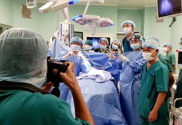 8 tiếng phẫu thuật liên tục, cặp song sinh dính liền được tách rời thành công-5