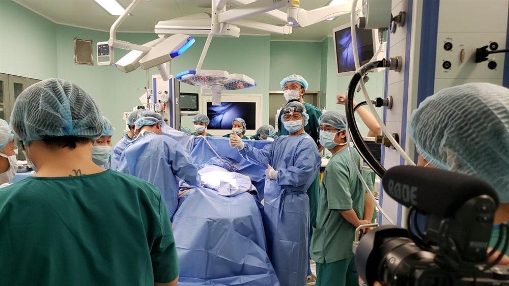 8 tiếng phẫu thuật liên tục, cặp song sinh dính liền được tách rời thành công-4