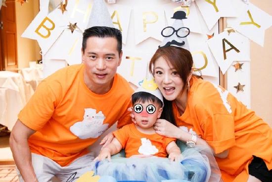 An Dĩ Hiên rạng rỡ xuất hiện sau sự cố bị động thai
