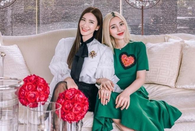 Jamie Chua và con gái Calista Cuaca được ví như phiên bản đời thực của những nhân vật chính trong bộ phim "Crazy Rich Asians". Năm 1996, người đẹp Singapore Jamie Chua kết hôn với đại gia vận tải Indonesia Nurdian Cuaca. Cả hai có với nhau 2 con, con gái Calista Cuaca và con trai Cleveland Cuaca, trước khi ly hôn vào năm 2011.