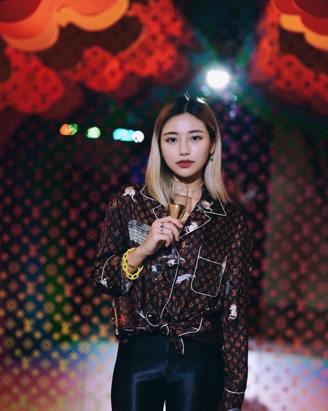 Calista Cuaca tiết lộ món đồ đắt nhất cô có là chiếc đồng hồ Richard Mille RM 037 có giá hàng tỷ đồng. Calista hiện là fashionista thường xuyên góp mặt ở các sự kiện thời trang quốc tế danh tiếng.