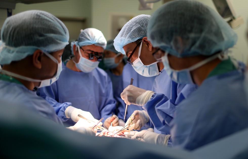 Những khoảnh khắc cân não và xúc động nhất ca đại phẫu tách cặp song sinh Trúc Nhi - Diệu Nhi-2