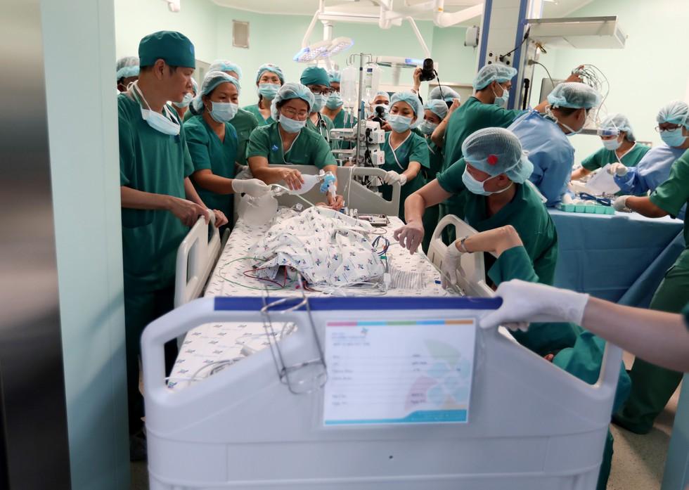 Những khoảnh khắc cân não và xúc động nhất ca đại phẫu tách cặp song sinh Trúc Nhi - Diệu Nhi-3
