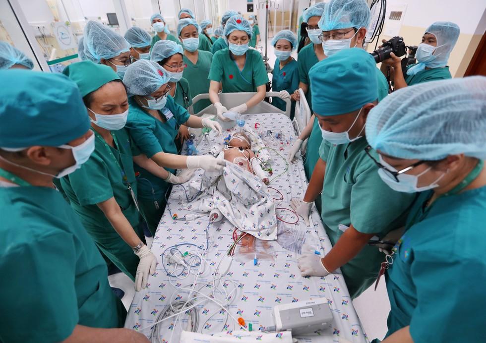 Những khoảnh khắc cân não và xúc động nhất ca đại phẫu tách cặp song sinh Trúc Nhi - Diệu Nhi-1