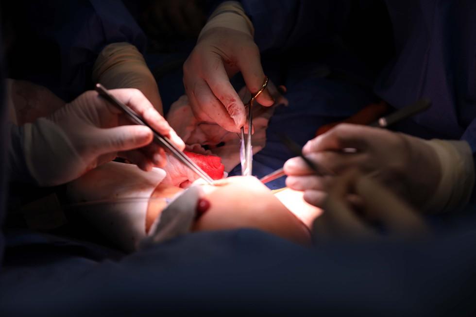 Những khoảnh khắc cân não và xúc động nhất ca đại phẫu tách cặp song sinh Trúc Nhi - Diệu Nhi-5