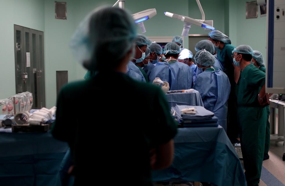 Những khoảnh khắc cân não và xúc động nhất ca đại phẫu tách cặp song sinh Trúc Nhi - Diệu Nhi-12