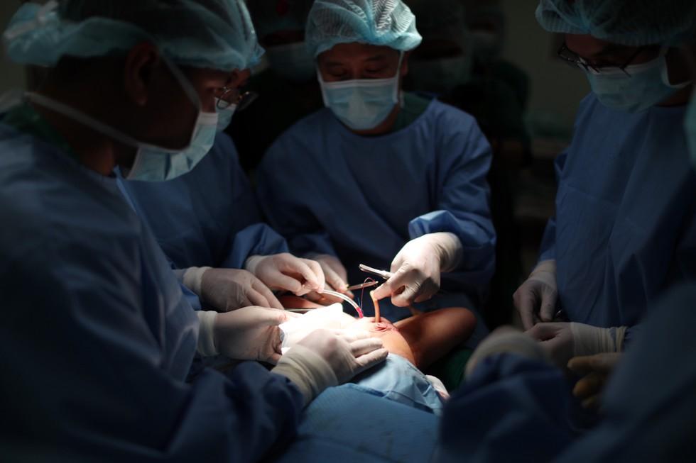 Những khoảnh khắc cân não và xúc động nhất ca đại phẫu tách cặp song sinh Trúc Nhi - Diệu Nhi-7