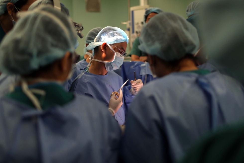 Những khoảnh khắc cân não và xúc động nhất ca đại phẫu tách cặp song sinh Trúc Nhi - Diệu Nhi-13