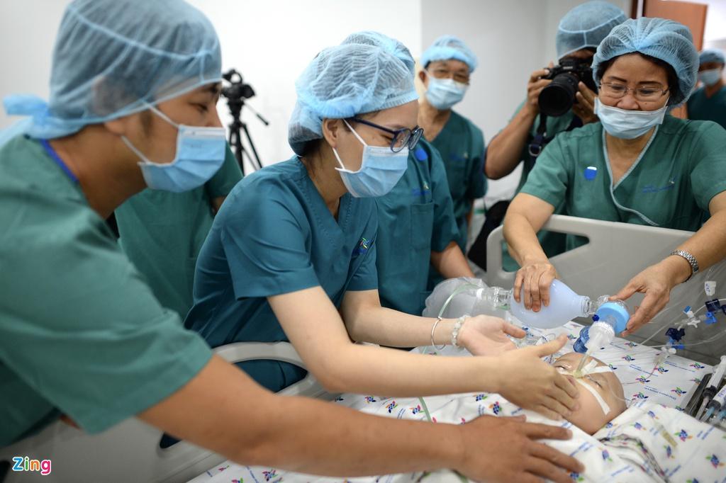 Full hình ảnh từ phút sinh ra đến ca đại phẫu sinh tử của 2 bé song sinh dính liền cơ thể-27