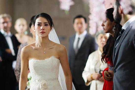 MC nhắc đến 3 lần mà chú rể vẫn không chịu trao nụ hôn cho cô dâu và hành động bất ngờ sau đó