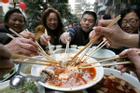Thói quen ăn cơm nguy hiểm của nhiều người Việt, hãy thay đổi ngay trước khi gia đình rước bệnh
