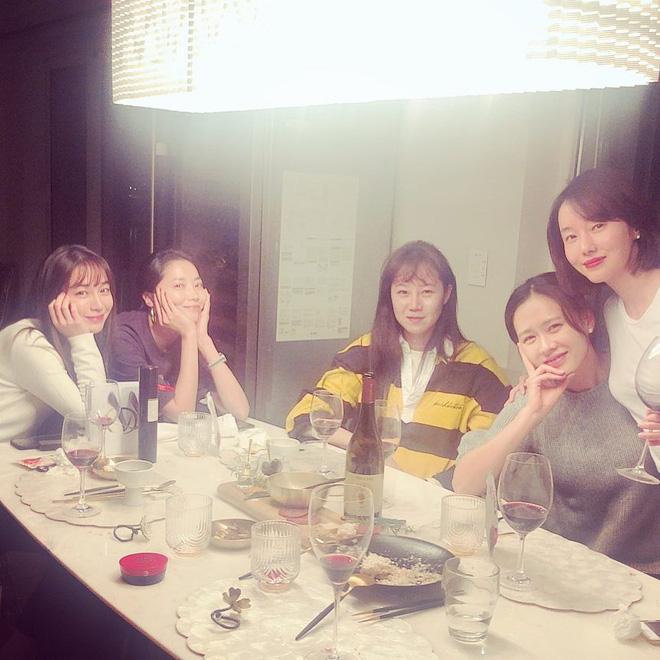 Hội bạn thân của chị đẹp Son Ye Jin quy tụ toàn gương mặt quyền lực-1