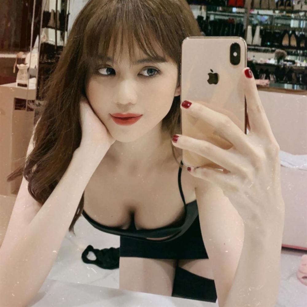 Ngọc Trinh cố tạo dáng khoe ngực để chứng minh vòng 1 chưa mất tích-2