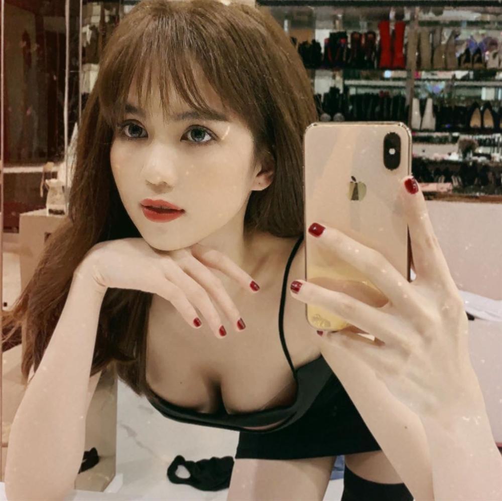 Ngọc Trinh cố tạo dáng khoe ngực để chứng minh vòng 1 chưa mất tích-3