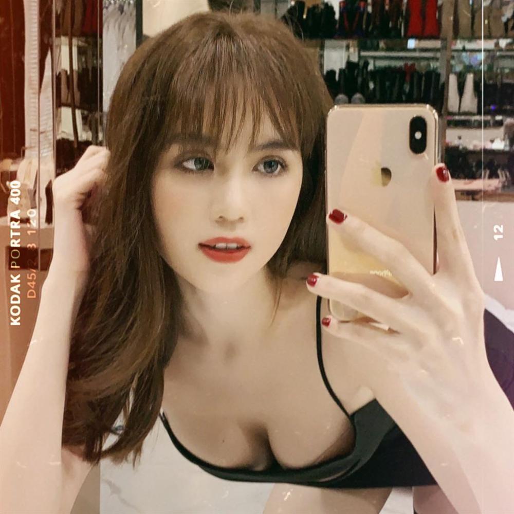 Ngọc Trinh cố tạo dáng khoe ngực để chứng minh vòng 1 chưa mất tích-4