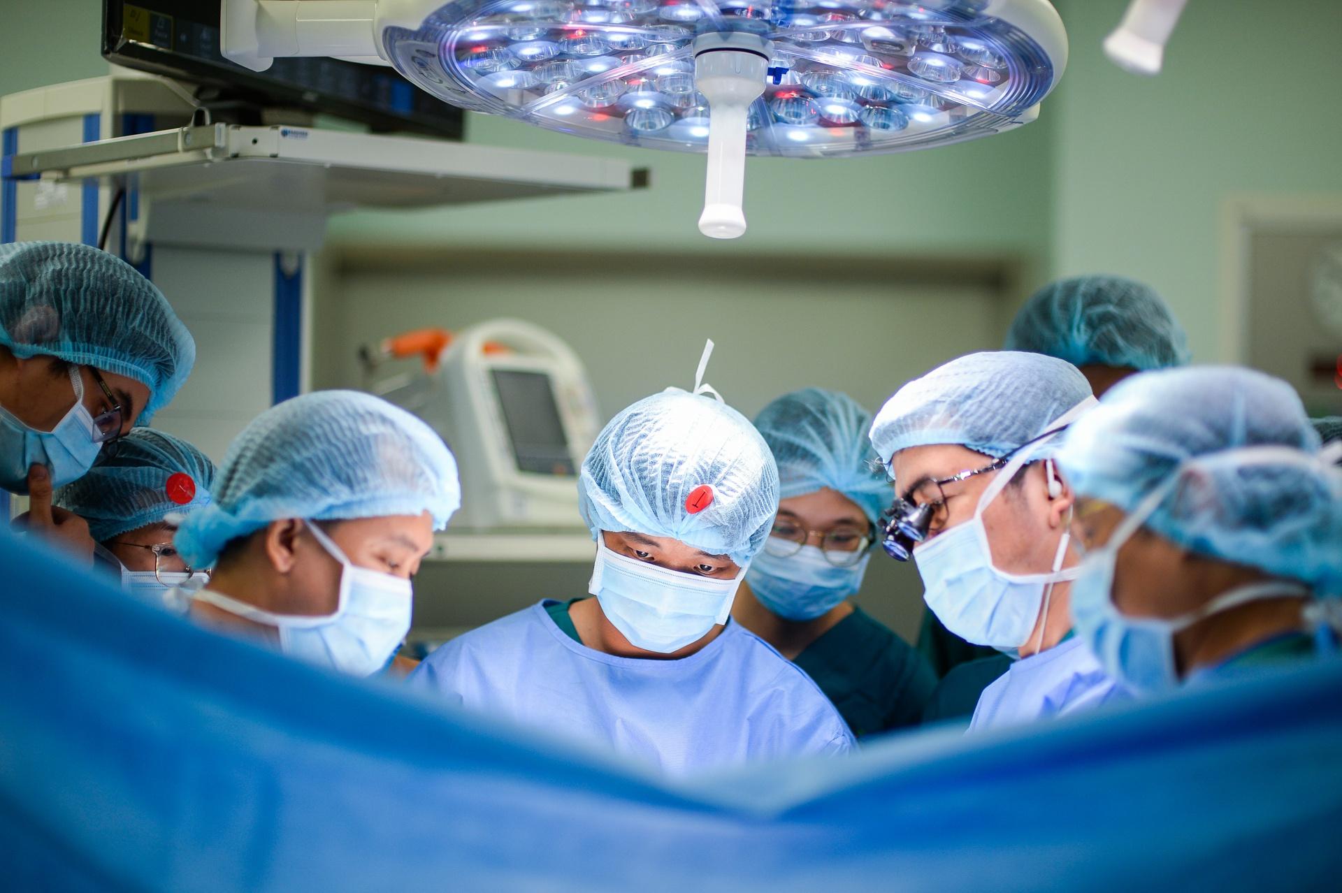 Hai bé Song Nhi đã tỉnh lại sau ca đại phẫu lịch sử kéo dài 13 tiếng-3