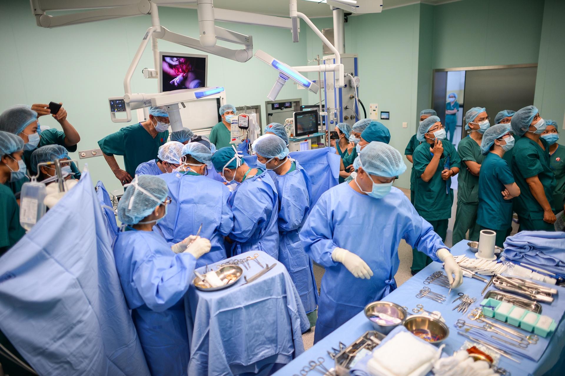 Hai bé Song Nhi đã tỉnh lại sau ca đại phẫu lịch sử kéo dài 13 tiếng-2