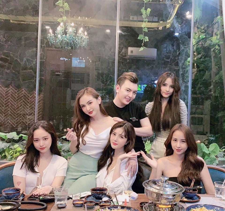 Bất ngờ với hội chị em toàn hot girl đình đám của gái thị phi Thúy Vi-2