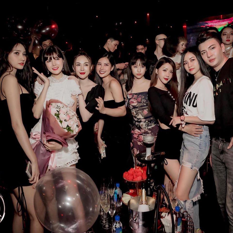 Bất ngờ với hội chị em toàn hot girl đình đám của gái thị phi Thúy Vi-3