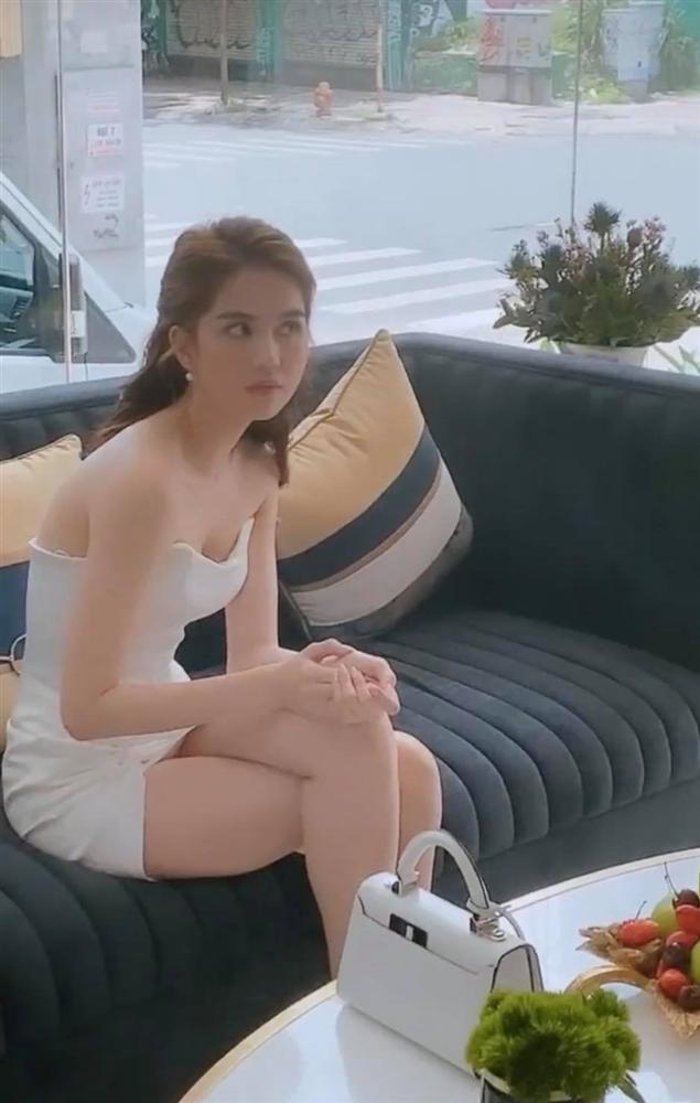 Ngọc Trinh suýt lộ nội y vì pha tạo dáng hớ hênh-3