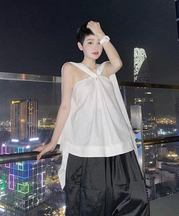 Hiền Hồ thay đổi phong cách với trang phục rộng thùng thình.