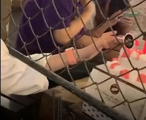 Cô gái vô duyên nhất MXH: Thò tay sang bàn bên móc bánh sinh nhật mới tinh của người khác-1