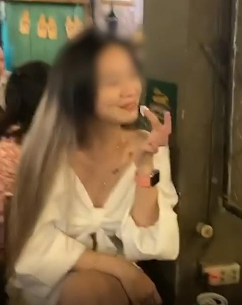 Cô gái vô duyên nhất MXH: Thò tay sang bàn bên móc bánh sinh nhật mới tinh của người khác-2