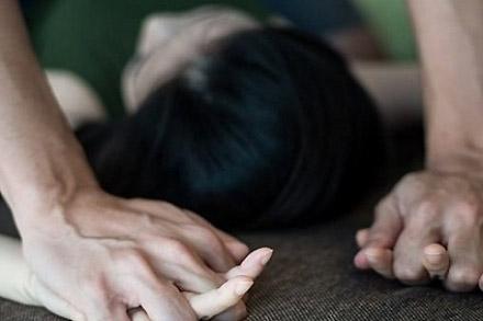 QUÁ GHÊ SỢ: Những đứa trẻ hồn nhiên sờ soạng người phụ nữ trong phòng khách-5