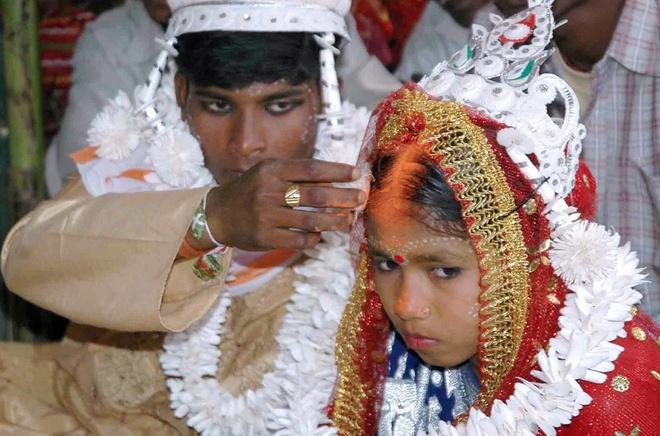 Bé gái 12 tuổi bị ép lấy người đàn ông 45 tuổi, có 3 vợ để trả ơn