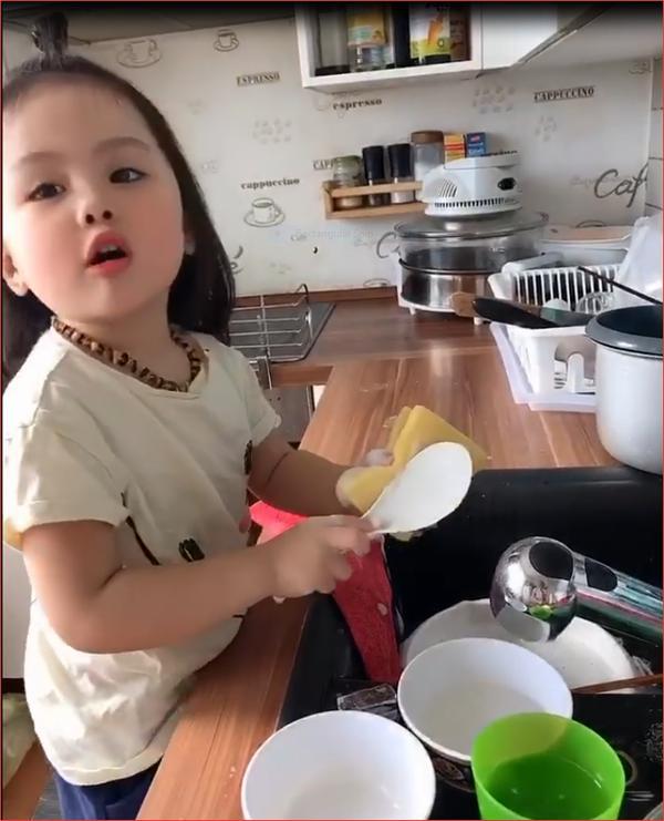 Bé gái 3 tuổi vừa rửa bát, vừa hát hò vui vẻ khiến ai cũng ước mơ có một em như thế-1