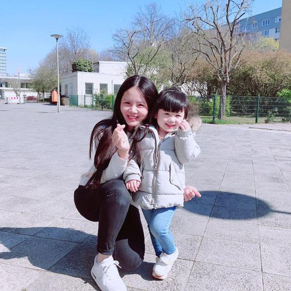 Bé gái 3 tuổi vừa rửa bát, vừa hát hò vui vẻ khiến ai cũng ước mơ có một em như thế-3