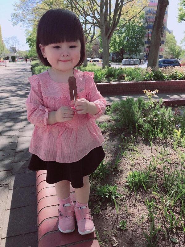 Bé gái 3 tuổi vừa rửa bát, vừa hát hò vui vẻ khiến ai cũng ước mơ có một em như thế-4