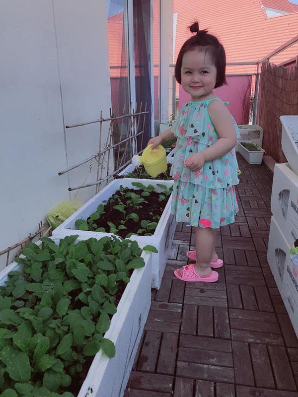 Bé gái 3 tuổi vừa rửa bát, vừa hát hò vui vẻ khiến ai cũng ước mơ có một em như thế-5