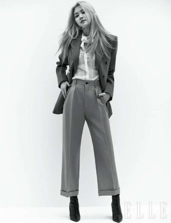 Học ngay cách tạo dáng chuẩn mẫu không ai nhìn thấy nhược điểm chân cong của Rosé-6