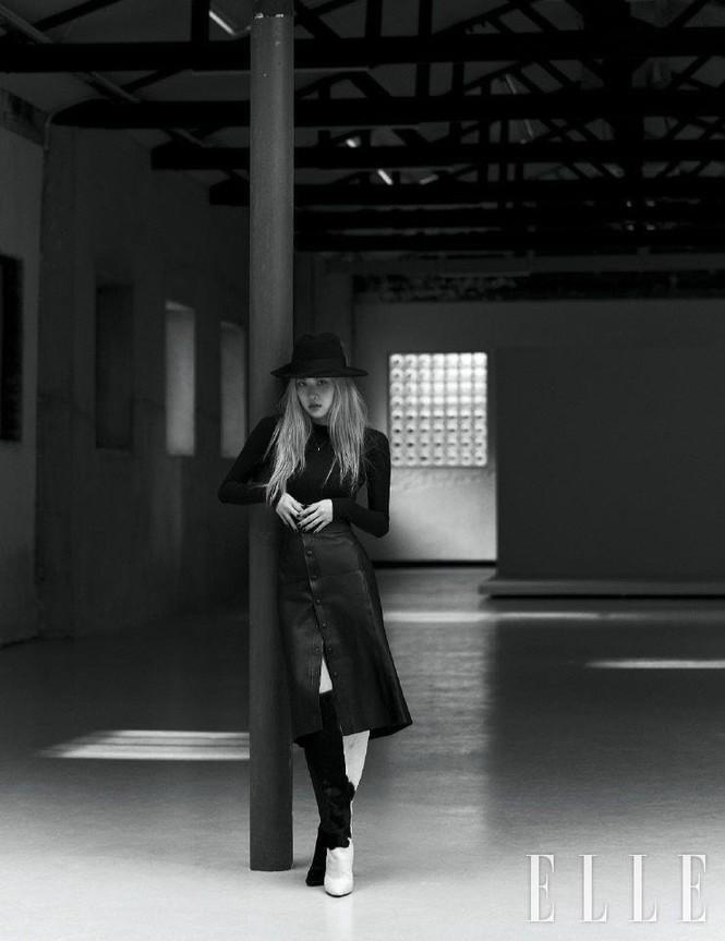 Học ngay cách tạo dáng chuẩn mẫu không ai nhìn thấy nhược điểm chân cong của Rosé-9