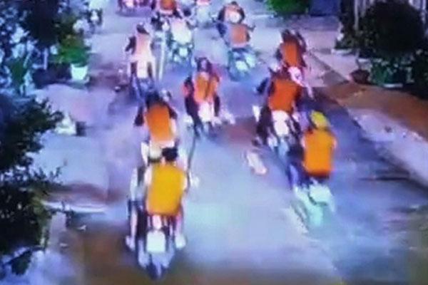 Chiêu nhét tiền giả trong bụng gà bị lật tẩy-2