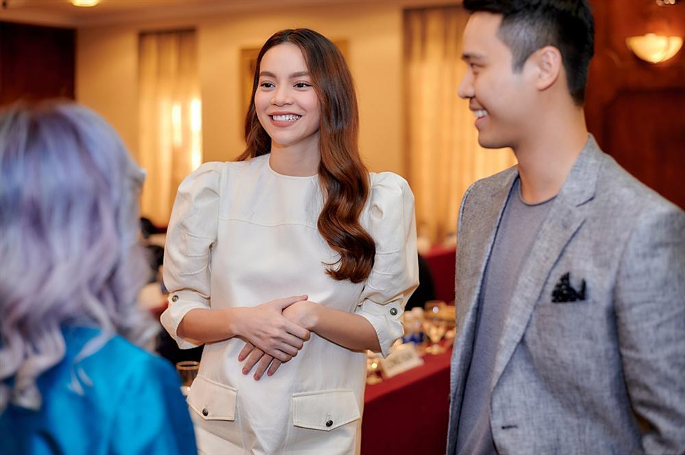 Hồ Ngọc Hà đi giày cao gót, diện váy ngắn dự sự kiện nhưng vẫn khéo che bụng bầu-1