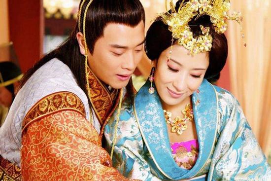 Yêu say đắm bảo mẫu hơn 17 tuổi, vị Hoàng đế từng thốt lên 'không có Vạn thị ta không ngủ nổi'