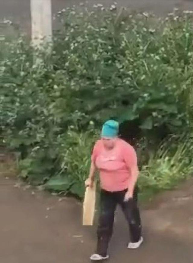 Mây mưa trong bụi rậm, đôi trẻ bị người phụ nữ lớn tuổi đuổi đánh không trượt phát nào-2