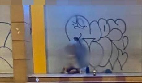 Mây mưa trong bụi rậm, đôi trẻ bị người phụ nữ lớn tuổi đuổi đánh không trượt phát nào-5