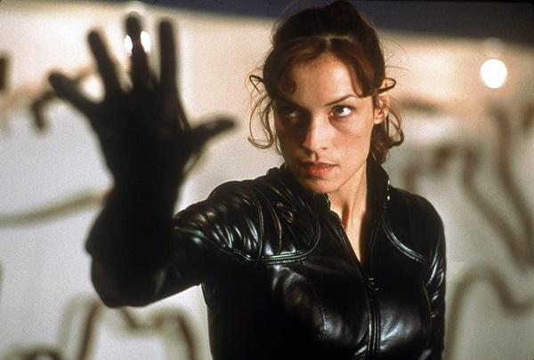 Famke Janssen trong vai Jean Grey: Thập niên 1990, nữ diễn viên nổi tiếng với vai Xenia Onatopp trong phần phim GoldenEye thuộc series James Bond. Bên cạnh X-Men và 007, Famke Janssen còn thành công với vai diễn trong chùm phim Taken.